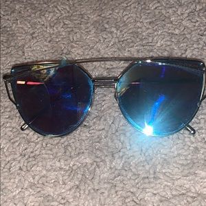 Grey/blue sunnies